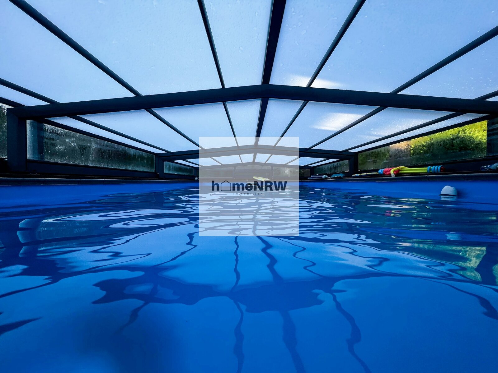 Exklusives Einfamilienhaus in Meerbusch-Strümp mit Pool, Brunnen und Wintergarten Exklusives Einfamilienhaus in Meerbusch-Strümp mit Pool, Brunnen und Wintergarten